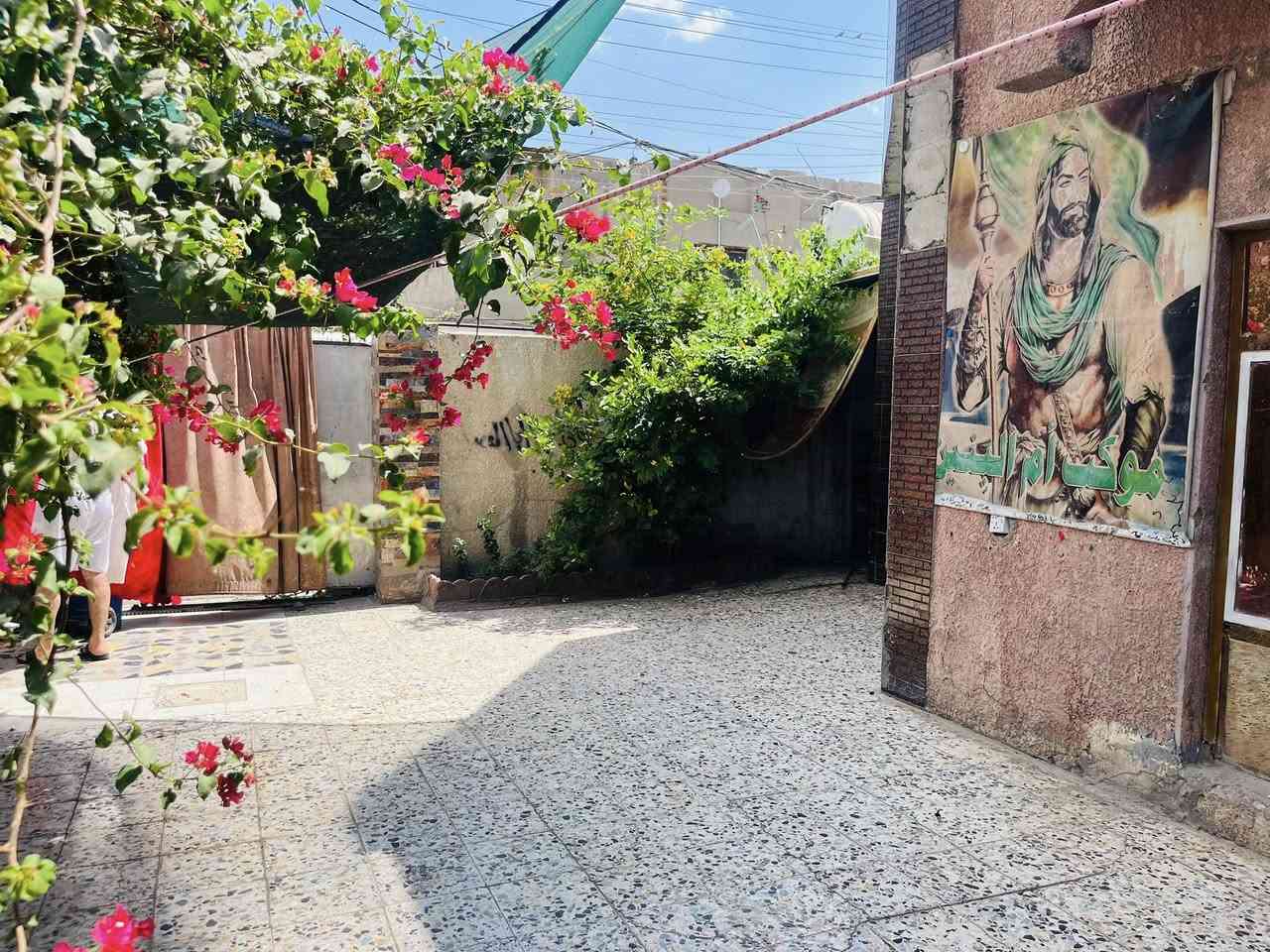 السلام عليكم دار للبيع مساحة ٢٢٠ طابو صرف يحتوي على ٥ غرف وصاله واستقبال وصحيات علا  شارعين  ركن  العنوان حي النصر الثانيه قرب افران.  الكوثر للاستفسار الاتصال ***********
