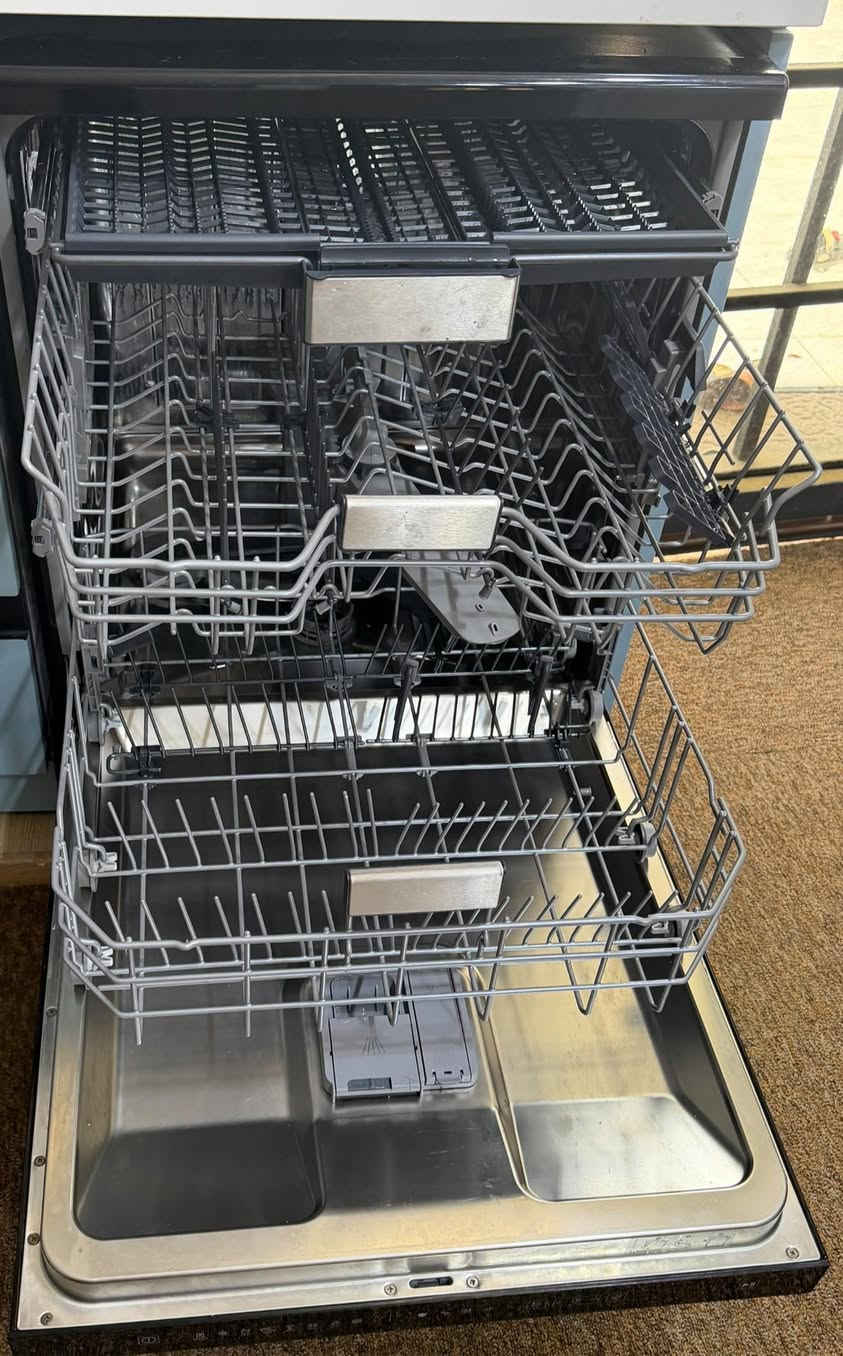 غسالة هيتاشي اصدار جديد ١٥ نفر بحاله ممتازه للبيع مستخدمة منذ ٣ اشهر ومشغليها٩ مرات فقط ٨ برامج غسل بالاضافه لبرامج مساعده تعقيم وبخار وتجفيف وفتح تلقائي 
السعر ٨٠٠ وبي مجال  ***********
