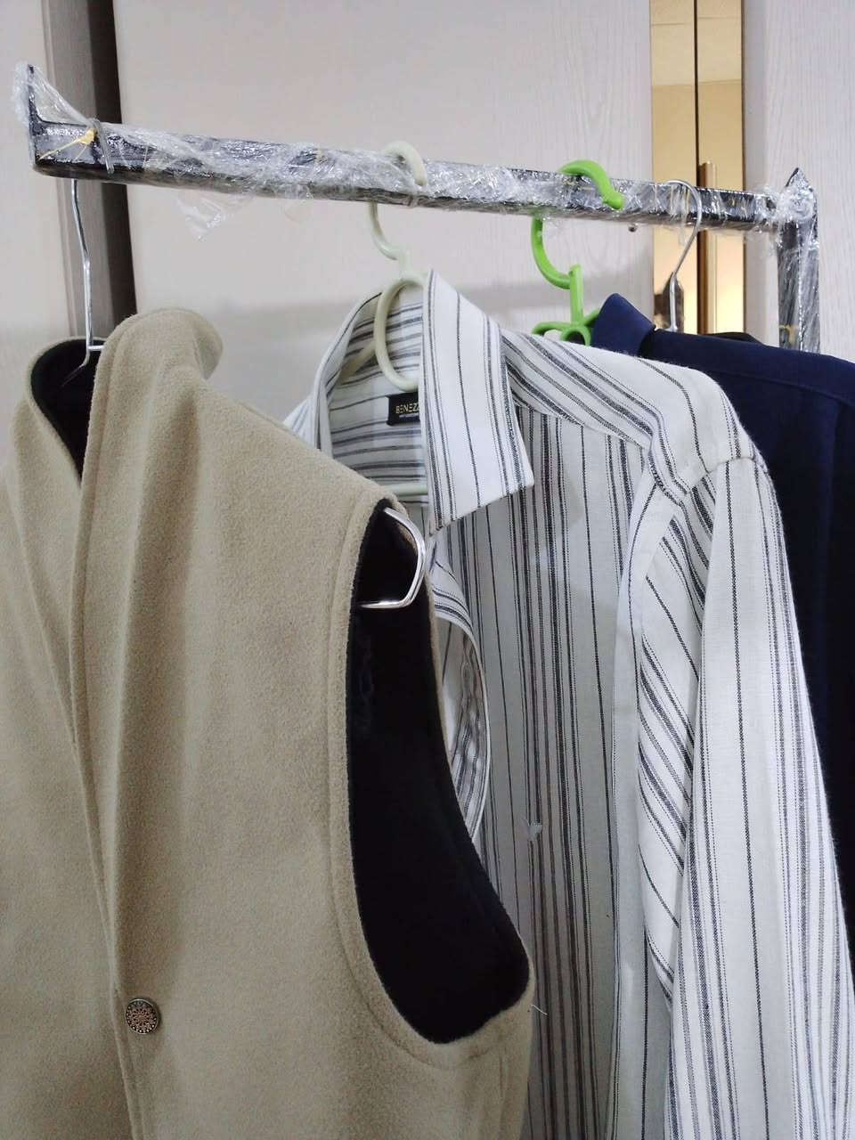 ستان عرض ملابس 
تسكام جديد شكد تريد موجود لون ذهبي
رتفاعه 170يطول وينزل يعني متحرك
سعر 35
***********
