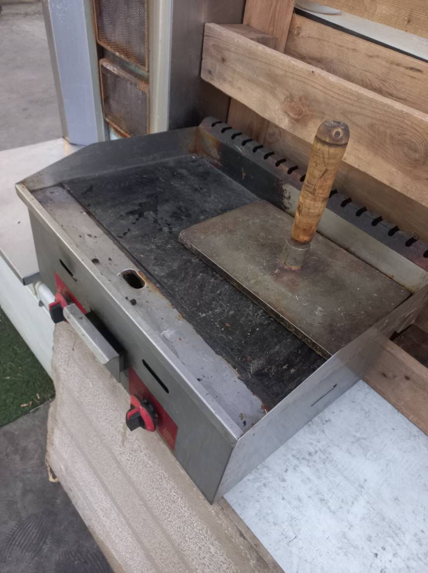 کامل ئەشیای شاورمە بۆ فرۆشتن شتێکی زۆر بێ عەیبە هی دەستی خۆم بوە زۆر بێ کێشەیە بۆ شاورمە و بۆ گەز ئەبێت بێ عەیبە 
ڕ.ت *********** أربيل, العراق
