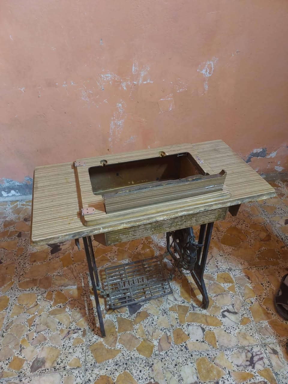 السلام عليكم طباخ للبيع وميز مال ماكينه خياطه للبيع المكان نجف حي العسكري اي استفسار اتصال على هذا الرقم***********
