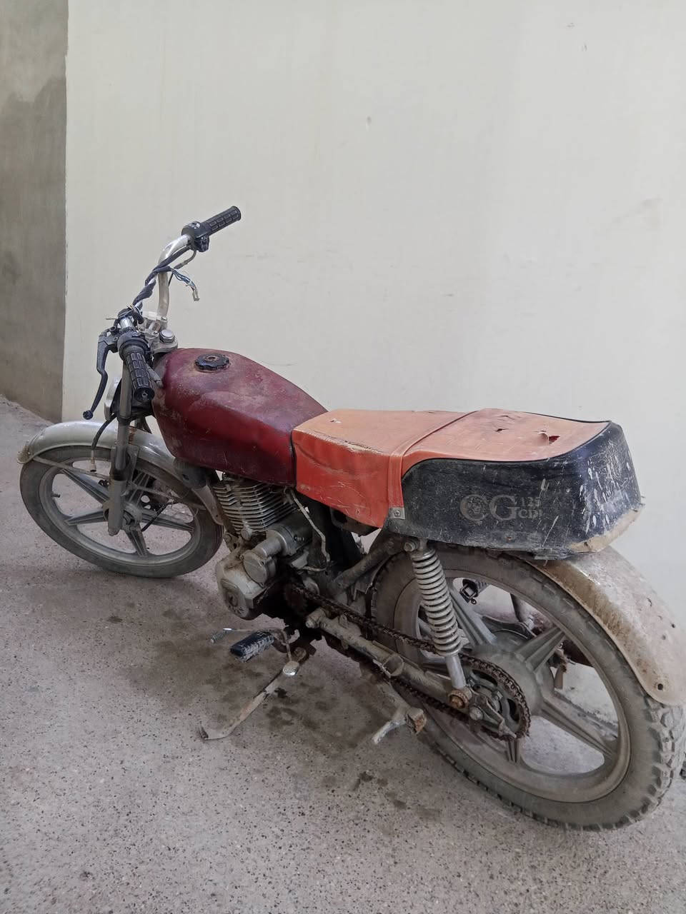 السلام عليكم دراجتين للبيع ازركة تايكر 18بي اوراق بس يرادلة شوية صرف شوفت عينك سعر 200الف وبي مجال بسيط واحمرة سيفان مابي اورق بس يرادلة ترتيبات سع200الف وبي مجال مكاني بعقوبة تقاطع ابي صيدا طريق شهربان ***********
