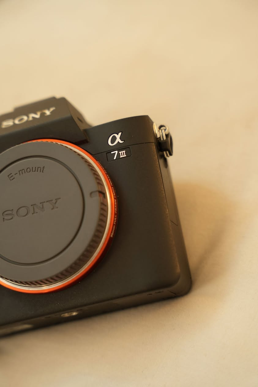 للبيع 
Sony alpha a7iii 
الشتر  غالبا 20 الف 
نضافة 99% ممتازة جدا
وياها الملحقات الكارتون والشاحنة 
*********** واتساب
