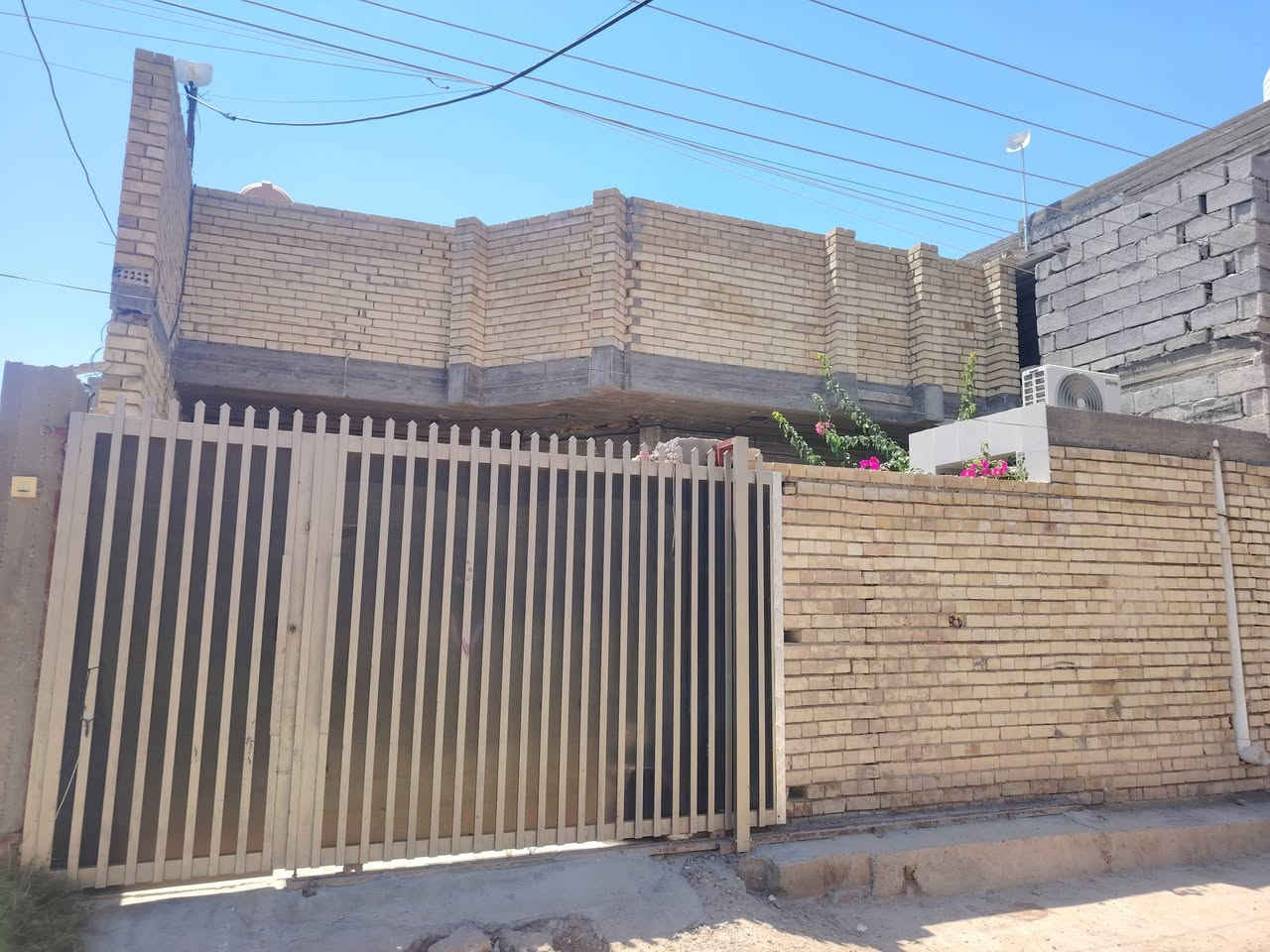 دار للبيع حي البدعة طابو صرف طابق واحد
المساحة ١٧٥ متر واجها ٨.٧٥ والنزال ٢٠
يحتوي على كراج وحديقه وصحيات خارجيه واستقبال ومطبخ وصالة كبيرة وصحيات داخليه وغرف نوم عدد ٢ ومنور عدد ٢ البيت بناء ٢٠٢٤ جديد ودرجه اولى من كلشي الارضيه كاشي مرمر.
النواقص الواجهة كما موضح والاشتايكر فقط باقي تفاصيل الاتصال بالرقم ***********
