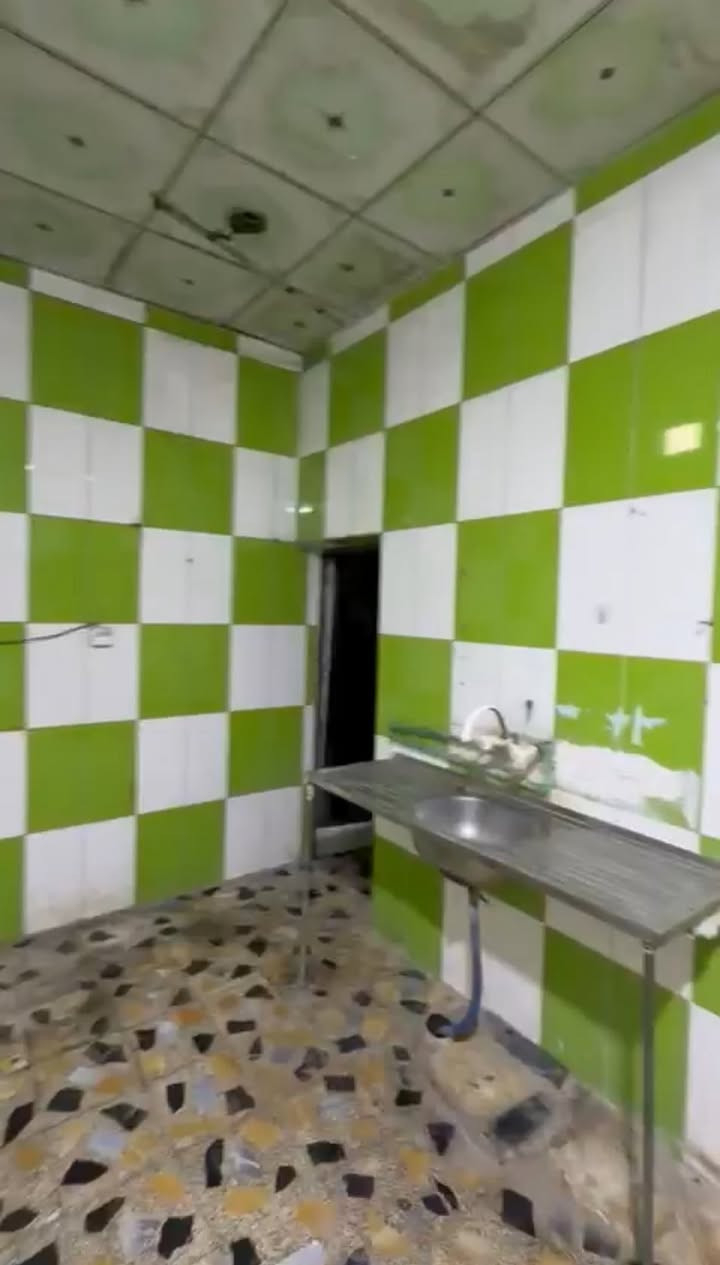 بيت ركن للايجار في الطوبه والنخيله يحتوي على غرفه كبيره وصاله وديوانيه ومطبخ ومشتملات وطارمه السعر 400 الف
واتس ***********
