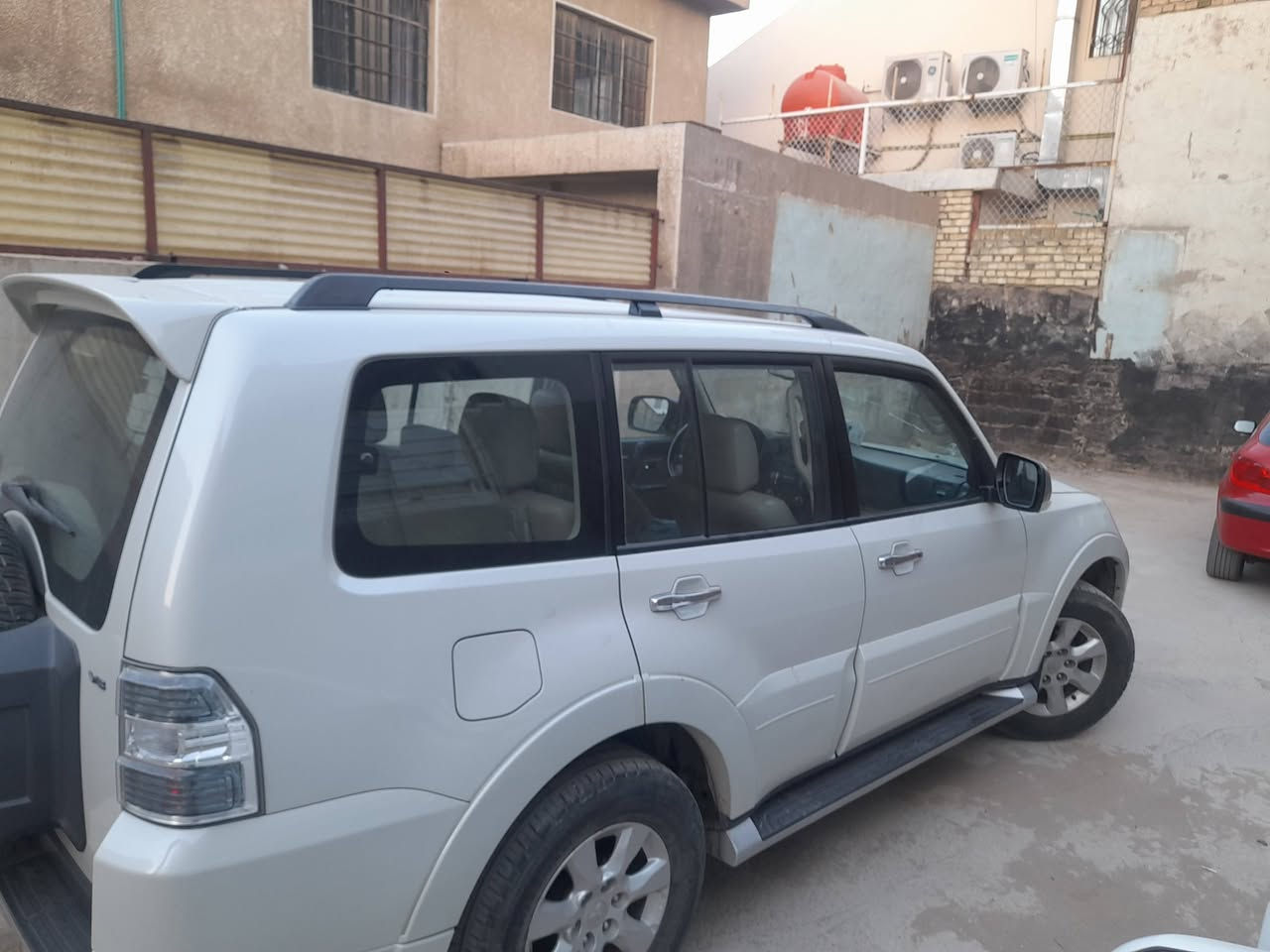 السلام عليكم شباب باجيرو حبتور مديل ٢٠١٤ ماشية ٨٤ الف مكينة ٣ونص السيارة نضيفة جدا بس بيها اجاملغ اليمنية نص مصبوغ المرايات الجانبية شفط غرفة جلد على الاستفسار  
***********
