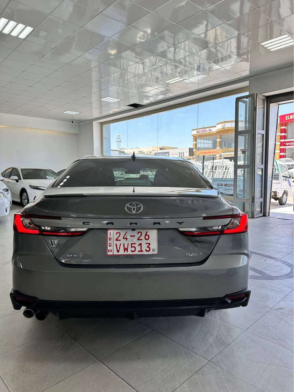 👑 الجيل الجديد كلياً وصل.. الملكة بحلة رياضية مميزة! 👑
تويوتا كامري SE موديل 2025 (هايبرد HEV) - بحالة الوكالة وجاهزة للبيع 🚗🔥
لكل عشاق الفخامة، المتانة، والاقتصاد الخرافي في استهلاك الوقود، متوفرة الآن الأيقونة اليابانية Toyota Camry SE 2025 بالشكل الجديد كلياً والمميز جداً.
📋 أهم المواصفات والمميزات الظاهرة في الصور:
 الموديل والطراز: تويوتا كامري فئة SE الرياضية موديل 2025 (الشكل الجديد بالكامل).
 المحرك: منظومة دفع هايبرد (HEV) تجمع بين القوة الرياضية والاقتصاد المثالي.
 اللون: رمادي ميتاليك مميز جداً وعميق (Magnetic Gray)، يبرز تفاصيل التصميم الهجومي للسيارة.
 التصميم الخارجي والرياضي (فئة SE):
 واجهة أمامية هجومية وشباك مغزلي أسود رياضي متميز.
 إضاءة LED أمامية وخلفية بتصميم حاد ومتطور جداً.
 جناح خلفي (Spoiler) مدمج على غطاء الصندوق بلون السيارة.
 رينغات (جنوط) ألمنيوم رياضية مكحلة باللون الأسود اللامع بتصميمها الجديد.
 زوائد رياضية (ديفيوزر سفلي) باللون الأسود على المصدات الأمامية والخلفية.
ك).
✨ حالة السيارة: بدون صبغ (فقط بيه كارت على بوند و صندوق موضح بالصورة ما معدل 
ماشية :110mi
📥 للتواصل، معرفة السعر، أو المعاينة:
📱 يرجى مراسلة رسائل الصفحة مباشرة (خاص).
📞 أو الاتصال مباشرة على الرقم: [ *********** ]واتساب
📍 مكان تواجد السيارة:[ في زاخو ]
#تويوتا #كامري زاخو, دهوك
