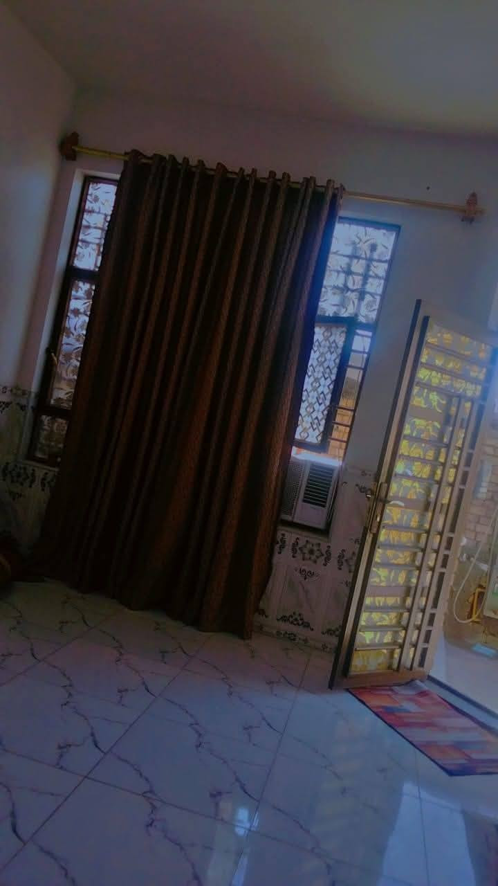 السلام عليكم بيت للبيت بالعماري بستان سامي شارع رضا عويد 200متر يحتوي ع استقبال وصاله ومطبخ منور 2  و4 غرف سويت سعر 85وبي مجال للتواصل رقمي واتساب ***********&*********** قريب من حي نصر
