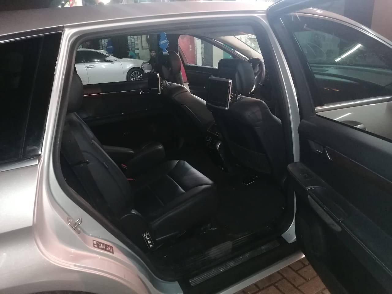 السلام عليكم
للبيع فقط
ادوات ادوات ادوات
مكفوله كفاله عامه
مارسيدس موديل2011
7راكب 
فول اوبشن فئته  R 350
بنوراما شاشات بالكشنات 
دخول جديد
سياره جاهزه من كلشي 
السعر 77 وبيه مجال
***********
مكان سياره نجف
