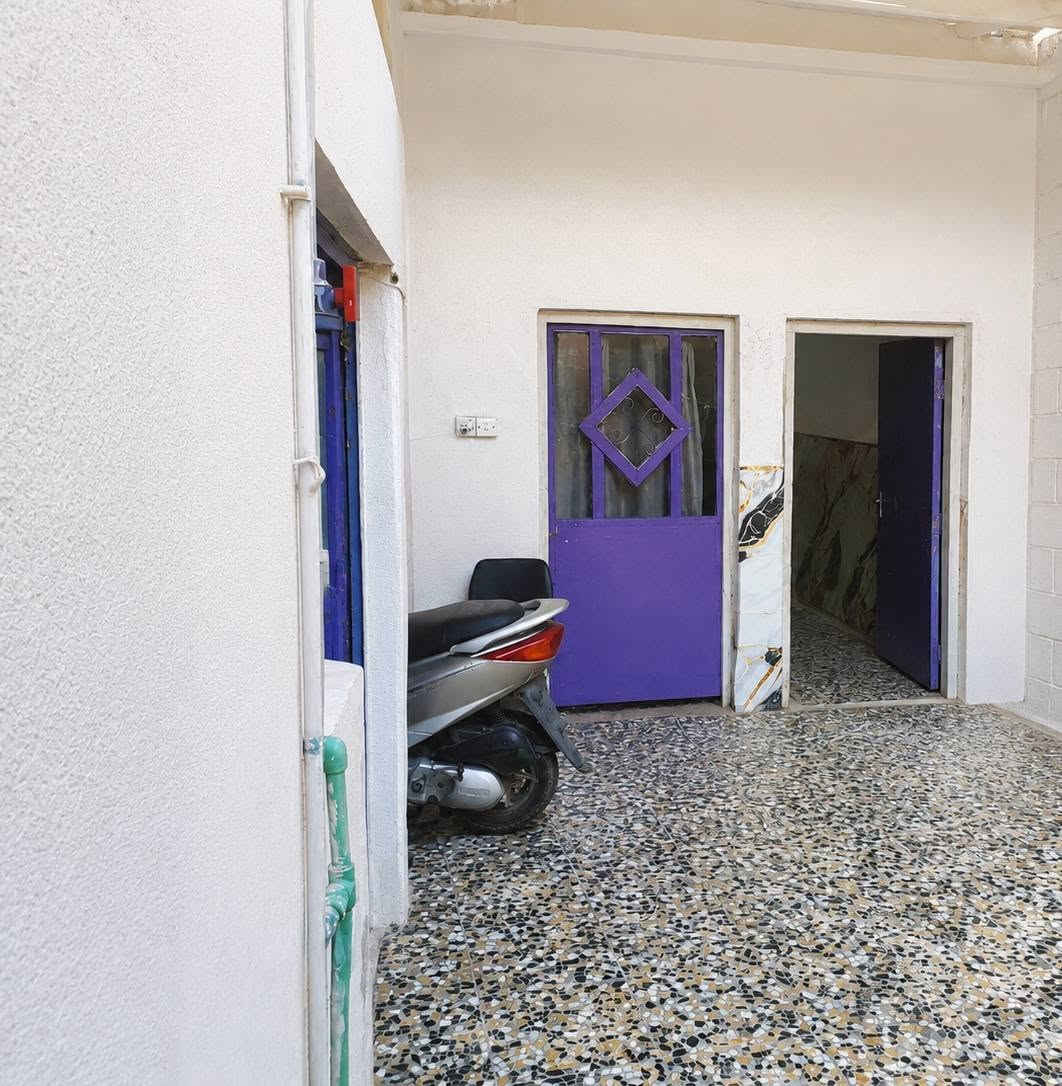 الدار للبيع
بيت ١٠٠م  قاطين مثل ما واضح بالصور القاط الاول استقبال وصاله وغرفة نوم وملحقاته القاط الثاني غرفتين نوم. قريب على الشارع العام. 
العنوان حي طارق القديم 
السعر ٥٠
الاستفسار :***********
