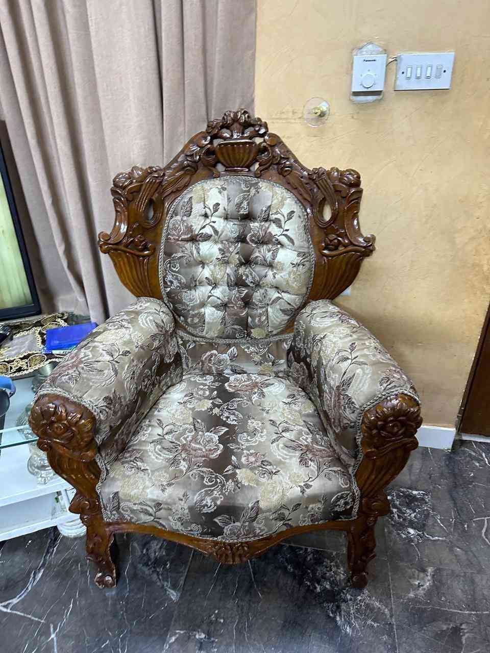 السلام عليكم
طخم ١٠ مقاعد 
قنفتين كبار و٤ مقاعد صغار
الطخم بحالة ممتازة 
الخشب زان
السعر ٨٠٠ الف 
المكان بغداد علي الصالح
***********
