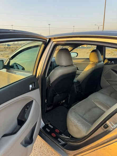 السلام عليكم اوبتما للبيع امريكي موديل 2013 بيها اربع قطع بدون دواخل بدون تبديل بجم كبس 
محرك 2400 محرك وكير مكفول سياره نضيفه مال بيت 
ماشيه 110 
السعر 98وبيها مجال 
***********
*********** كورك واتساب
