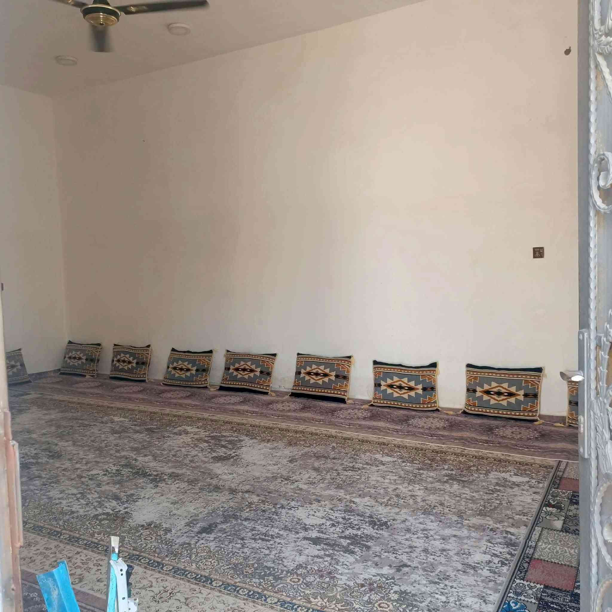 بيت 200متر حي الفداء شارع
المدارس. بدايه حي الكارمه بعد شارع 60

فول خدمات ماي وماجاري وكهرباء وسكن 

مستعجلين مطلوسكان 18همين نطيهن ذا عدك كفيل تريد سددهن وداور 

***********

