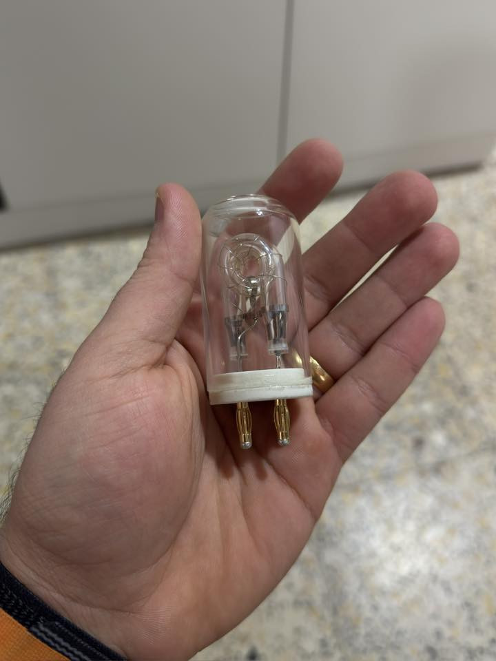 سلام عليكم 
جهاز ad200 pro  فحم ما اعرف بيه شلون يشتغل للبيع فحم قيم السعر من عندك 

شاحنه على شكل حافظه تاخذ بطاريتين مع بطاريتين من شركه نيوير جديدات السعر ٦٠ الف 

للتواصل مراسله الصفحة او على الواتس عبر الرقم التالي ***********
