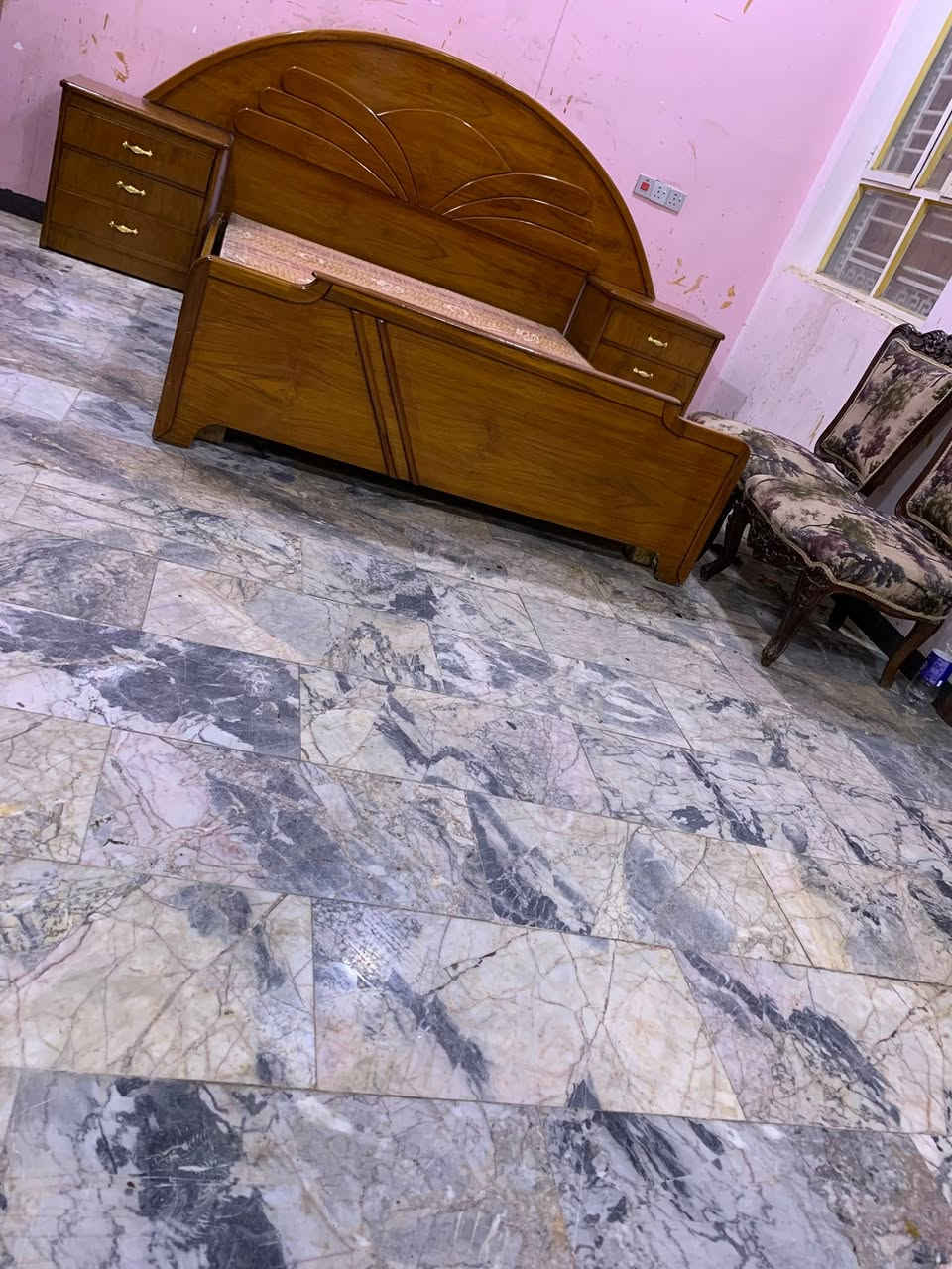 السلام عليكم ورحمة وبركاته من رخصت مدير محترم  الغرف عدد اثنين للبيع  صاج تفصال درجه اولى الله شاهد عل ايدي فصلتهن الغرف خشب 5 ملم ثكيلات جدا تكمه داخل وخارج صاج الضهر جرجوبه نضافتهن 100‎%‎ اي ضرار ماكو تخت جربايه صاج بلوك ثكيل السعر الغرفه سته ملحق 800 وتحتوي عل قاصه سريه ،،،،،،السعر الغرفه سته بيبان ملحقه داخلي يعني الارتفاع كنتور عالي مو ناصي السعر 650 ونقوش كله صاج يدوي ثكيله جدا   ويضا تحتوي عل قاصه سريه رقم هاتف *********** بغداد مكلفه بالنشر اتصلو عل رقم فقط السبب البيع الانتقال الى امكان اخر بلا زحمه عليكم صعدو منشور بكلمه يالله
