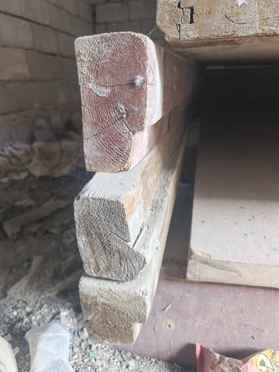 سلام عليكم شبابيك عدد 4 تفصال جديده ما بيه خياس يحتاج بس صبغ 
وبيبان خشب عدد 3 ما بيهن كسر اخوات الجدد 
مكاني القبله قرب جسر المعارض 
*********** موجود واتساب اتصل وتدلل
