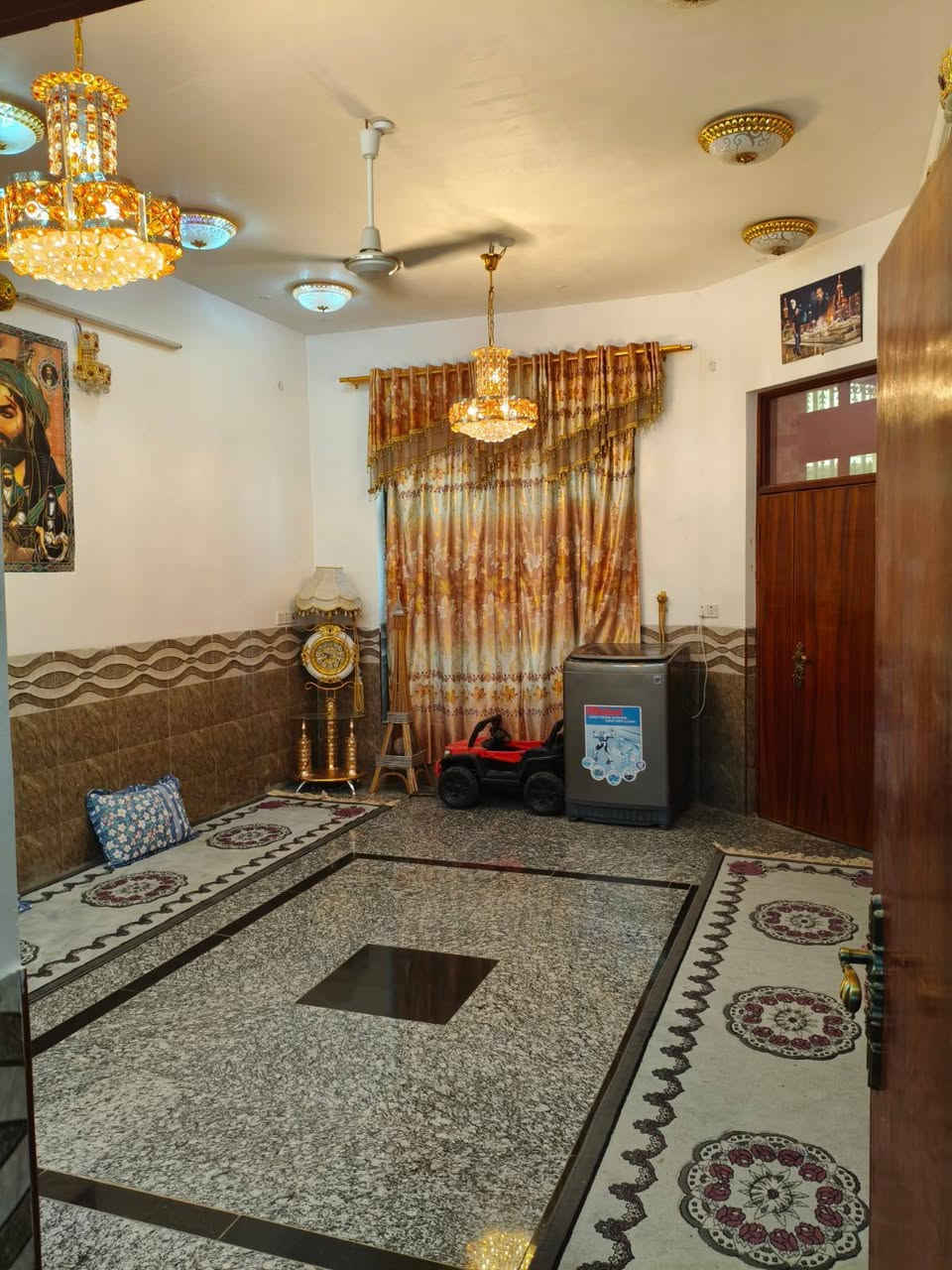 بيت للبيع م200
الديوانية حي الصدر الثاني خلف جامع الامام الحسين شارع الخباطات 
(الشارع صب)
البيت طابو صرف كونكريت مسلح ..غرفتين و صالة و استقبال و مطبخ و صحيات
للاستفسار على هذة الرقم :***********
