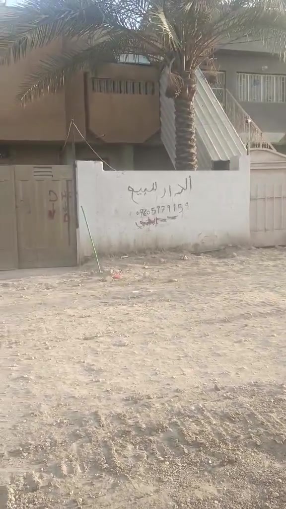 السلام عليكم بيت مساحه 150م كما موضح بصوره يتكون
الطابق الاول مطبخ أو صاله وغرفه نوم أو مجموعه صحيات داخليه والمنور ورى البيت هم بي صحيات
الطابق الثاني معزول كذلك صاله وغرفه نوم أو مطبخ أو صحيات ودرج خارجي وباب 
للاستفسار الاتصال  *********** علي
*********** اياد
