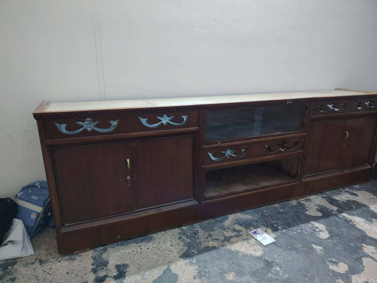 بوفيه للبيع نضيفه السعر 275وبيهه مجال  العنوان النساف البعلوان قرب جسر البعلوان اي استفسار اتصل على الرقم. ***********
