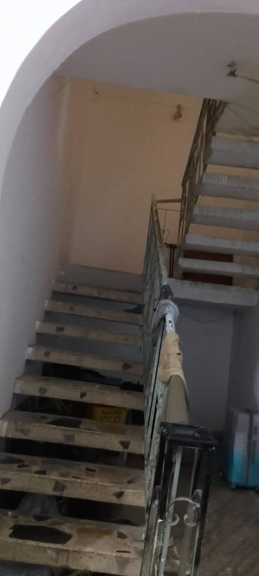 بيت خلفي للبيع خلف مدرسة الناصريه قرب سوق سيد سعد المساحه 155 طاااابقييين 5دقايق عن الحبوبي الطابق الارضي غرفه وصاله وستقبال وحمامات داخليه وخارجيه ومطبخ  ولطابق الاول 3 غرف وحمام يصلح للسكن ومخزن للجمله للأستفسااار ***********
