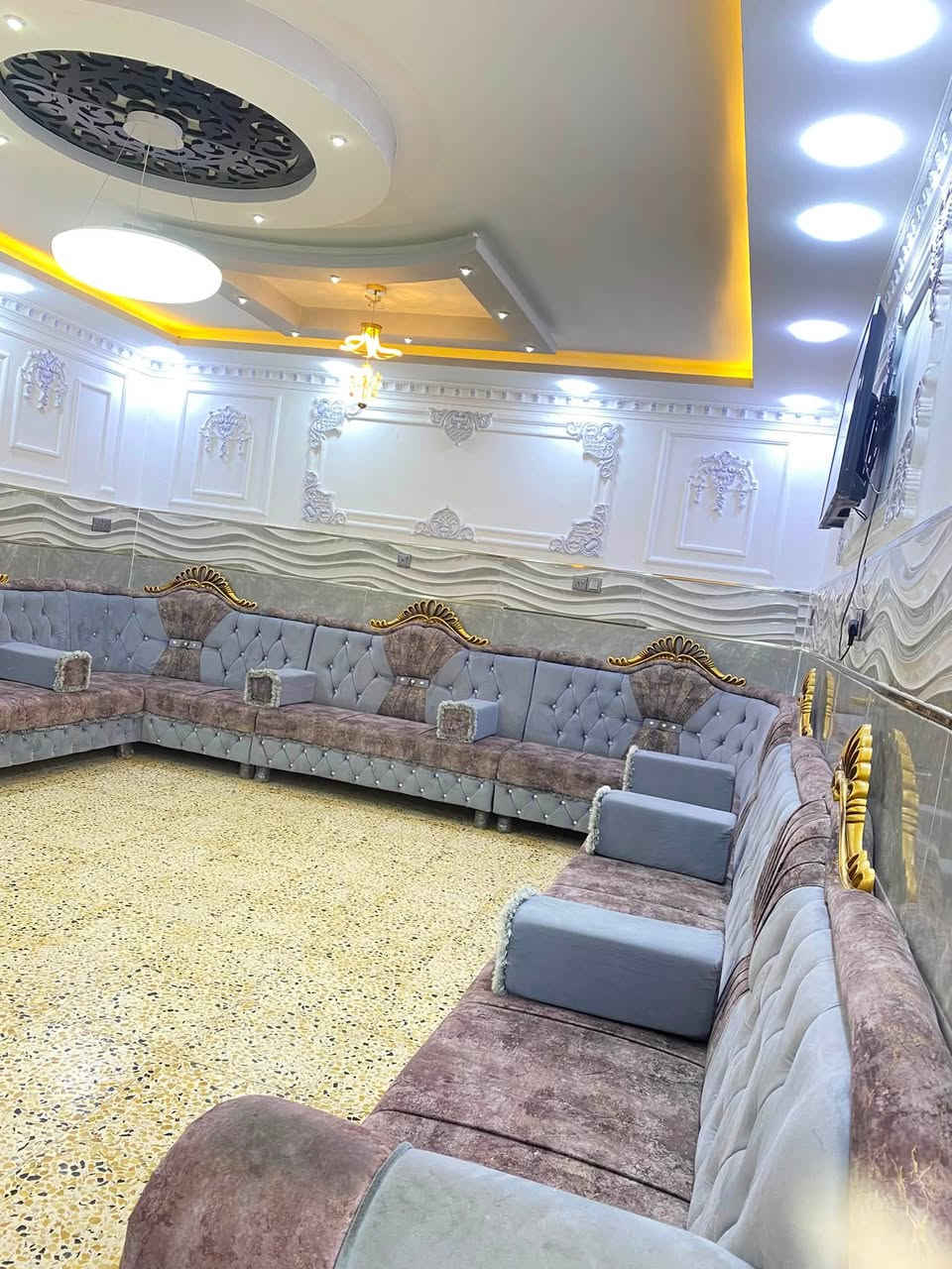 بيت للبيع في الموصل حي الاصلاح الزراعي ،ملك صرف
360 متر ،يتكون من طابقين الطابق الاول ثلاث غرف وهولين واستقبال ومطبخ وصحيات ومنور وترك والطابق الثاني غرفتين وصحيات وسطح كبير
التواصل ‭***********‬

‭***********‬
