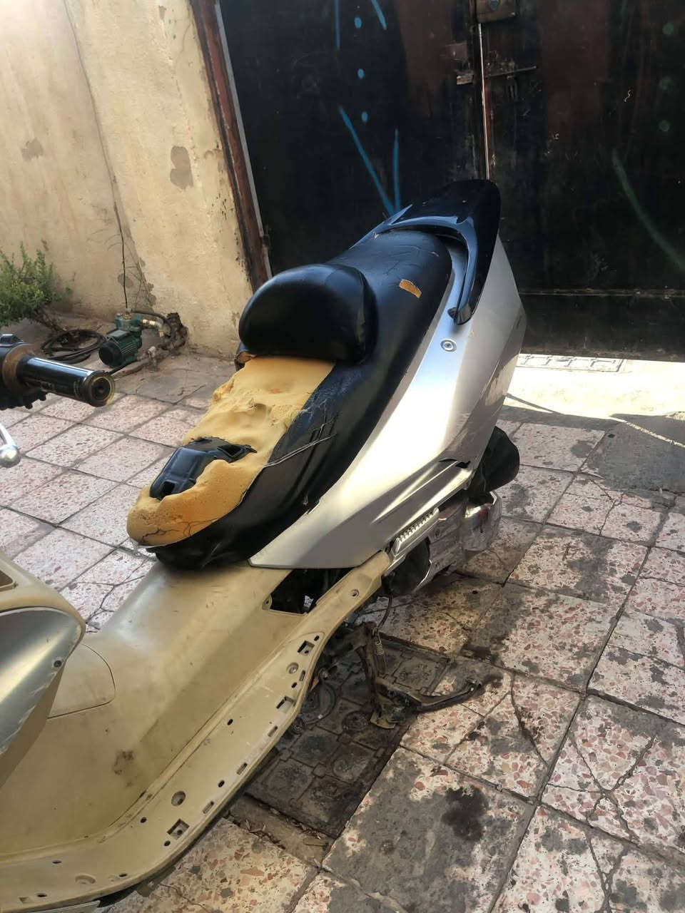 السلام عليكم درجة فورزه 6 0البيع سعره 600وبيه مجال الريدهه ينتصل بل رقم ***********
