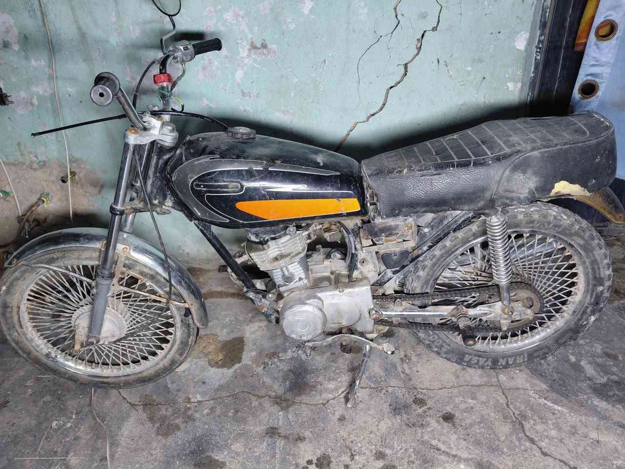 السلام عليكم
دراجه للبيع اربعه كير كلك مكاني شارع المطار القديم 
السعر ٢٠٠ الف ***********
