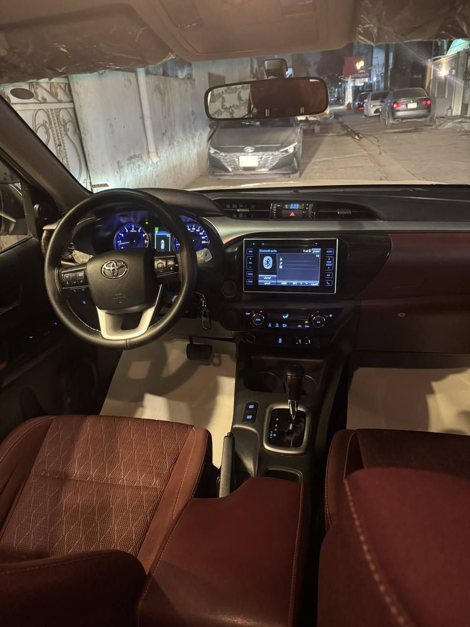 سلام عليكم
تيوتا هايلوكس 2020 كويتيه ماشيه74 سياره جديده مكفوله كفاله عامه حتى الدعاميات عدا بارد اقل من شبر بالباب موصفاتها معروفه رقم بغداد تحويل ثاني يوم 
مكاني بغداد 
ساحه عدن 
***********
