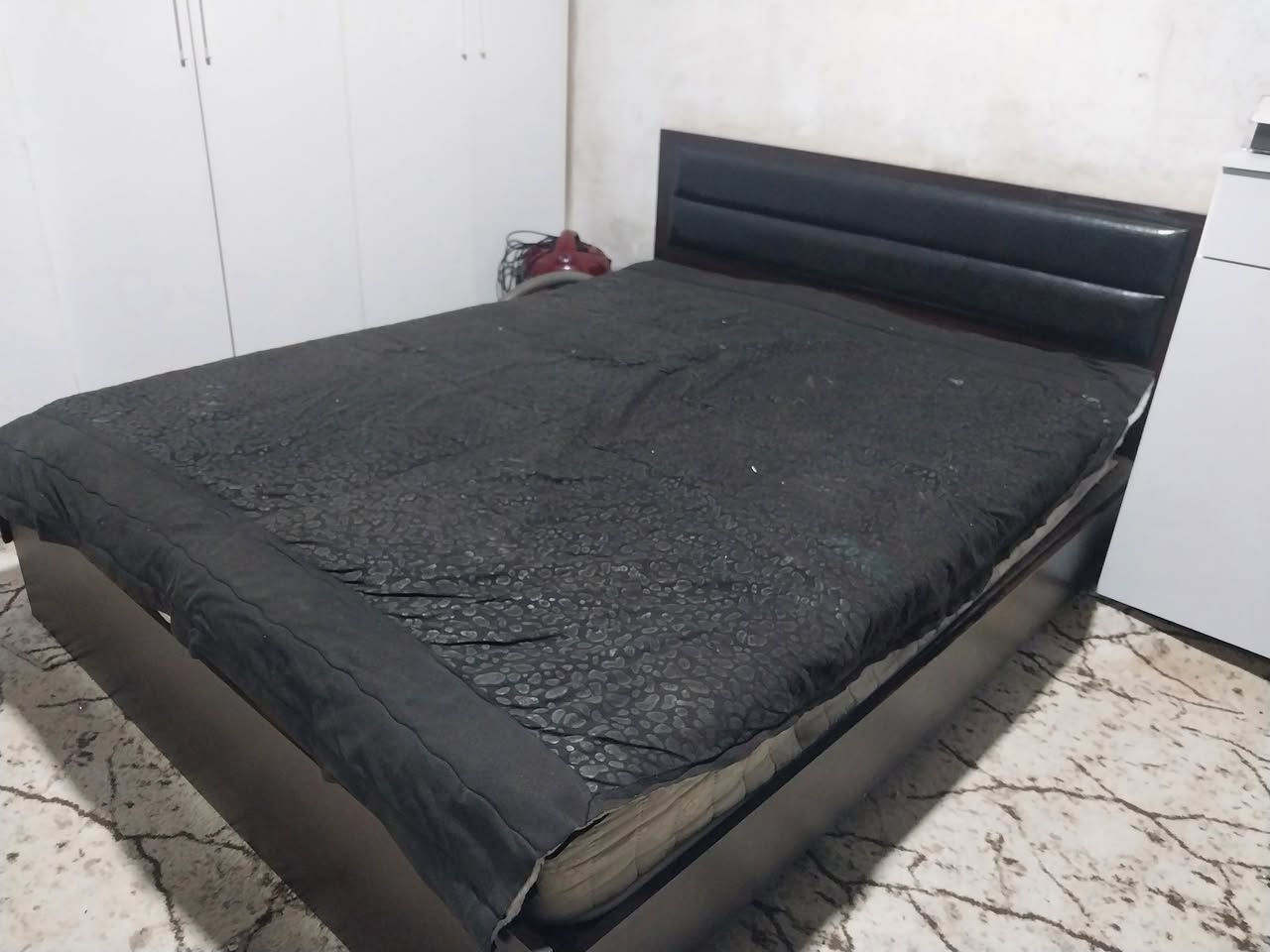 غرفة نوم نفرين تركي نظيف جدا مع دوشك بدون ميز تواليت هي و فتح و تركيب و النقل على ٢٥٠ الف  مكان السليمانية 
_________
ژوری نوسته ن ۲ نه فه ری  تورکی له گه ل دوشه ک به بی میزی توالیت ب که رده نه و به سته ن و گه یا نده ن ۲٥٠ هه زار شوين سليمانى 
***********
