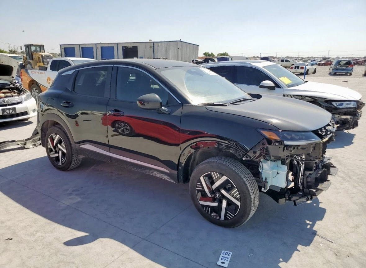 *تحية طيبة لجميع المتابعين *
وصول جديد إلى محافظة السليمانية. 

للبيع نيسان كيكس. 
موديل 2025 مواصفات SV. 
اللون اسود. 
العداد 9 الاف ميل. 
محرك 2000 اربع سلندر. 
جميع الإرباكات سليمة 👌
الضرر كما هو واضح في الصور. 
رقم الشاصي 3N8AP6CA6SL331537

السيارة تدخل كاتي تترقم شمال العراق 
اربيل * سليمانية *دهوك

للاستفسار اكثر عن السيارة والسعر يرجى الاتصال على الرقم وآتساب 
‏0046720399716
ابو آدم.


**إذا كنت صاحب هذا الإعلان وتريد حذفه لأي سبب، رجاءا أرسل رسالة إلى الدعم الفني**