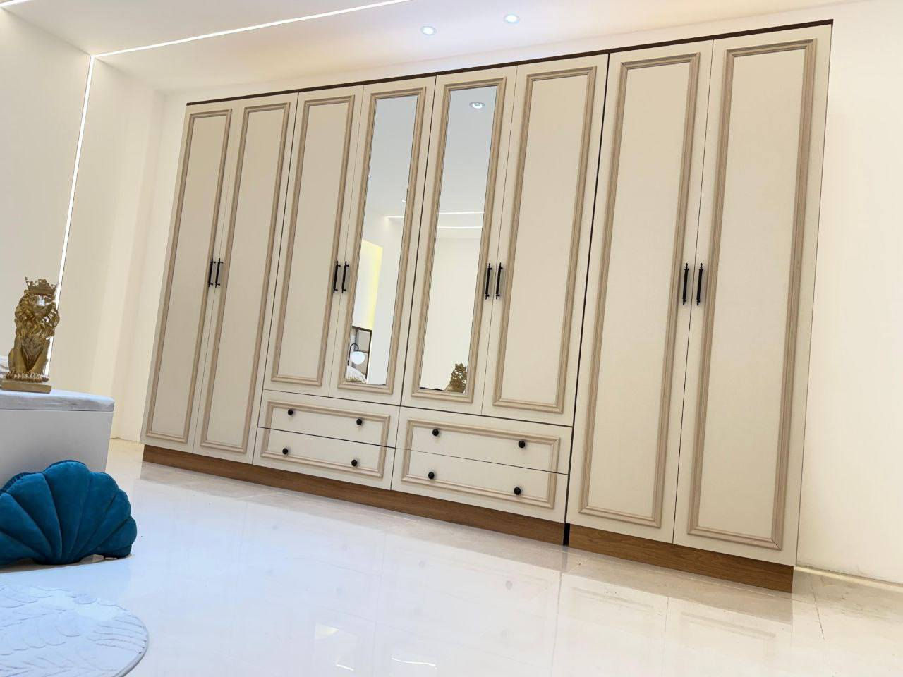 موديل كارزما الاصلي مودرن
*10 قطع*
برغي حديد✅
سرير دبل جك✅
كنتور رفوف ✅
بروفيل على جميع القطع✅
ظهر بلوك✅
♦️كنتور340 م  
♦️ميز تواليت 
♦️ كومدي عدد2,   اناره💡
♦️سرير200 سم*180سم 
♦️مرايا قيافه 
♦️شازلون 
♦️طابورية
♦️دراور 
السعر مليون و 600 الف دينار عراقي🇮🇶  الاستفسار واتساب ***********
