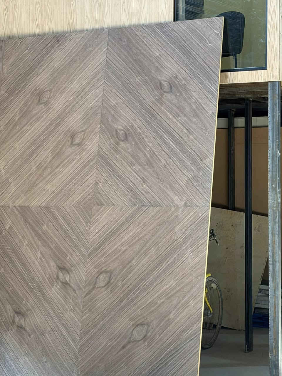 طبقه ام دي اف مكبوس قشر طبيعي ثخن 0.6
قياس 183*366 18ملم
وقياس 210*280 18ملم
***********
