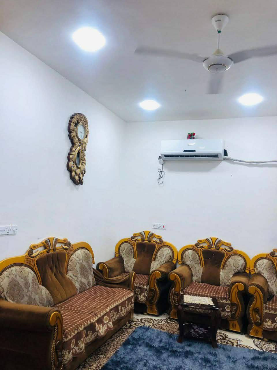 الموقع 
الخظراء مقابيل المعارض نزلة البيع المباشر 
***********
المساحة 200
طابقين الطابق الارضي 
بي غرفتين نوم 
ومطبخين واحد حراري واحد عادي 
واستقبال 
وترك 
وصحيات 
وصالة 
الطابق الثاني 
صالة وصحيات وغرفتين نوم اكبار 
بي طرمة 
وبي صحيات خارجية دهل اوران, واسط
