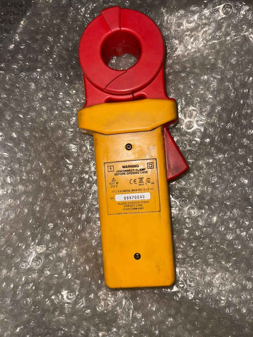 الجهاز الموجود في الصورة هو مقياس مقاومة الأرض من نوع الكلمب (Earth Ground Clamp Meter).
الماركة: Fluke (فلوك).

الموديل: Fluke 1630.

يُستخدم هذا الجهاز بشكل أساسي لقياس مقاومة التأريض والتيار المتردد في الأنظمة الكهربائية دون الحاجة إلى فصل الأقطاب الأرضية أو استخدام أوتاد مساعدة في الترب. 

الجهاز الموجود في الصورة هو مقياس مقاومة الأرض من نوع الكلمب (Earth Ground Clamp Meter).
مستخدم قليل كلش! 
السعر 1250 وبي مجال قليل!


**إذا كنت صاحب هذا الإعلان وتريد حذفه لأي سبب، رجاءا أرسل رسالة إلى الدعم الفني**