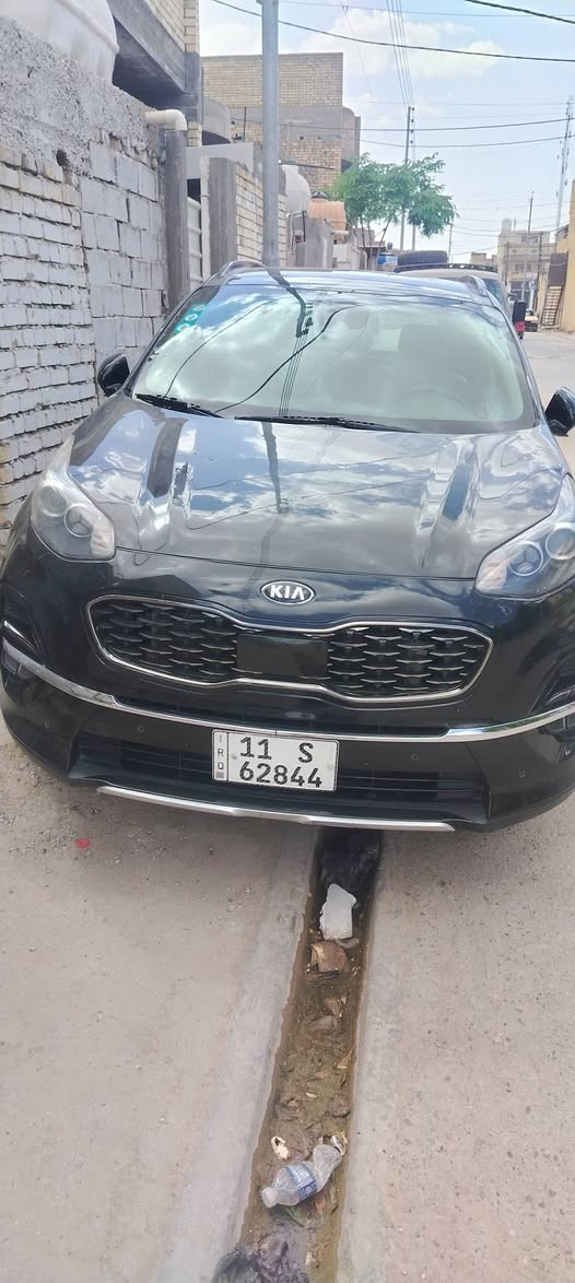 السلام عليكم كيا سبورتج موديل 22 وارد امريكي حادثها جاملغ وبنيد فول مواصفات بصمه اشاير مرايات رادار داير السيارة فتحتين جنطة كهربائيه حساسات خلفي امامي كشن كهربائي وهوايه بنوراما فتحتين  بعد  هواي بيها شغلات ما ذاكرها السياره ماشيه 25 الف سنويه بسمي تحويل ثاني يوم وبلعافيه على الي ياخذها السعر ع الخاص او التواصل على رقم الهاتف ***********
