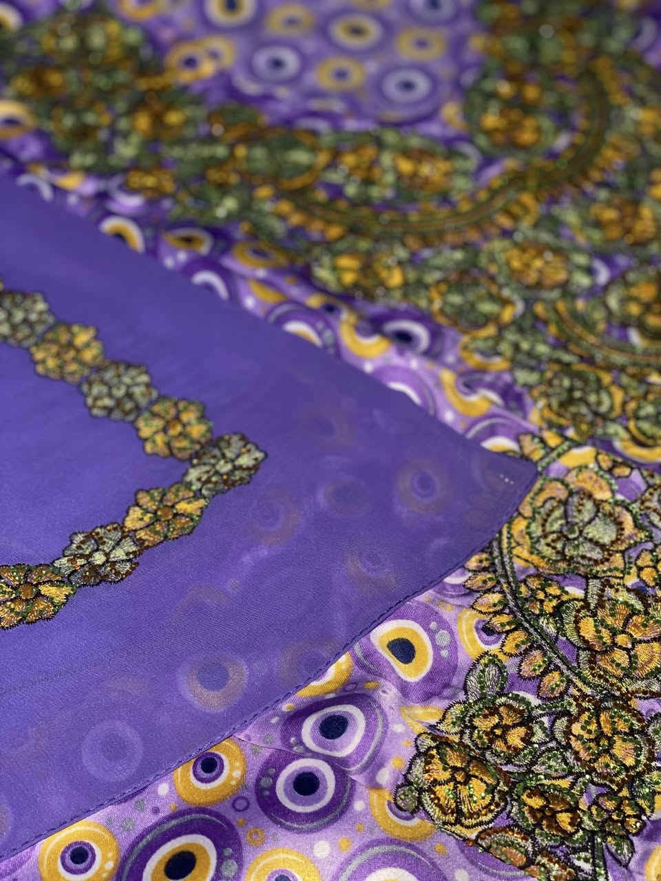 مخاوير مخيطه وجاهزه مع شالاتها وباسعار جوه السوك متوفر بس مفرد ماكو جمله  قماش حرير اندنوسي

*********** 
استفسار ع الرقم هذا
