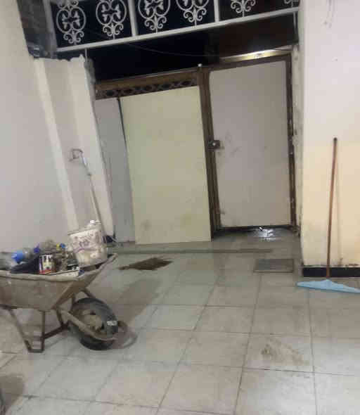 السلام عليكم دار للبيع  حي الفرات داخل فرع اسواق الجوهره  
مساحه ١٠٠ متر 

الواجه ٥

والنزال ٢٠

البيت مرمم جديد 

يتكون من غرفه وصاله ومطبخ  وطارمه وصحيات داخل البيت وبالطارمه  

للاستفسار ***********
