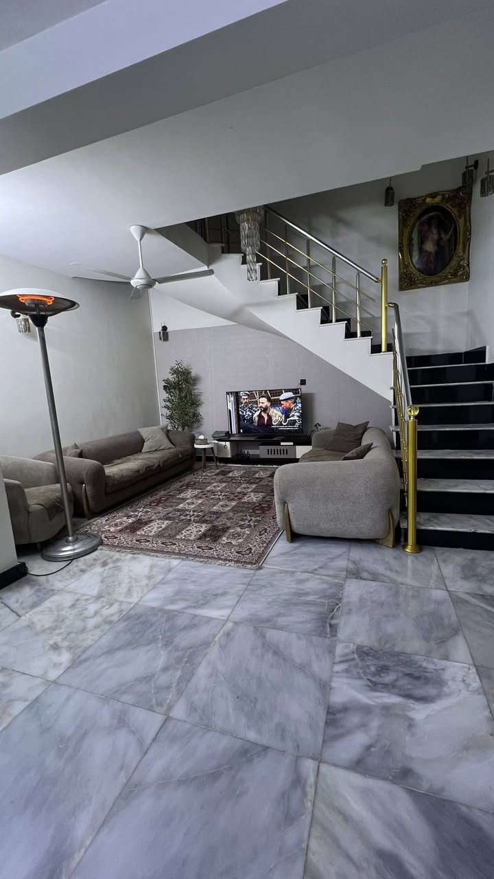 #مكتب_الودق_للعقار
دار للبيع شارع فلسطين محلة 510  شارع الطارق مساحة الدار 335 متر 

واجهة 11.16 متر 

نزال 30 متر 

سنة البناء 2017

يحتوي على كراج /صالة/استقبال/مطبخ/خدمات/ 7 غرف نوم 

#للأستفسار_يرجى_الاتصال_او_المراسلة 

☎️مهندس مصطفى واتساب ***********

او زيارة موقع المكتب 

♦️شارع فلسطين /حي المستنصرية قرب كلية الرافدين / عمارة فرمان

♦️لارسال عروضكم السكنية والتجارية يرجى ارسالها على هذا الرقم 

♦️📱واتساب ***********
