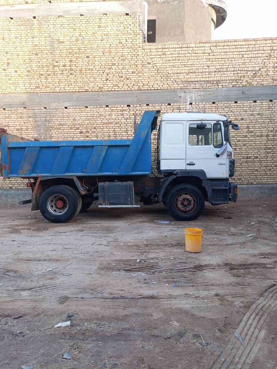 سلام عليكم للبيع مان صقر موديل 91 سنويه 2028 شاصي مكفول كير نضيف مكينه نضيفه كهربائيات كلها شغاله مجموعة جي اف تايرات جدد دواخل نضيفه باتريات جدد الكوري كير 4-4 سياره كامله من كل نواحي وجاهزه الشغل التصال بل رقم ***********
