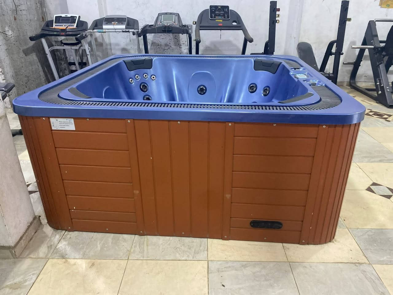 جاكوزي مستورد مقاس 220 * 220 وعمق 90 بحاله الجديد حرفيا لم يستخدم الا مرات معدوده يصلح للفيلات والجيم والاصباه والبيوتي سنتر


**إذا كنت صاحب هذا الإعلان وتريد حذفه لأي سبب، رجاءا أرسل رسالة إلى الدعم الفني**