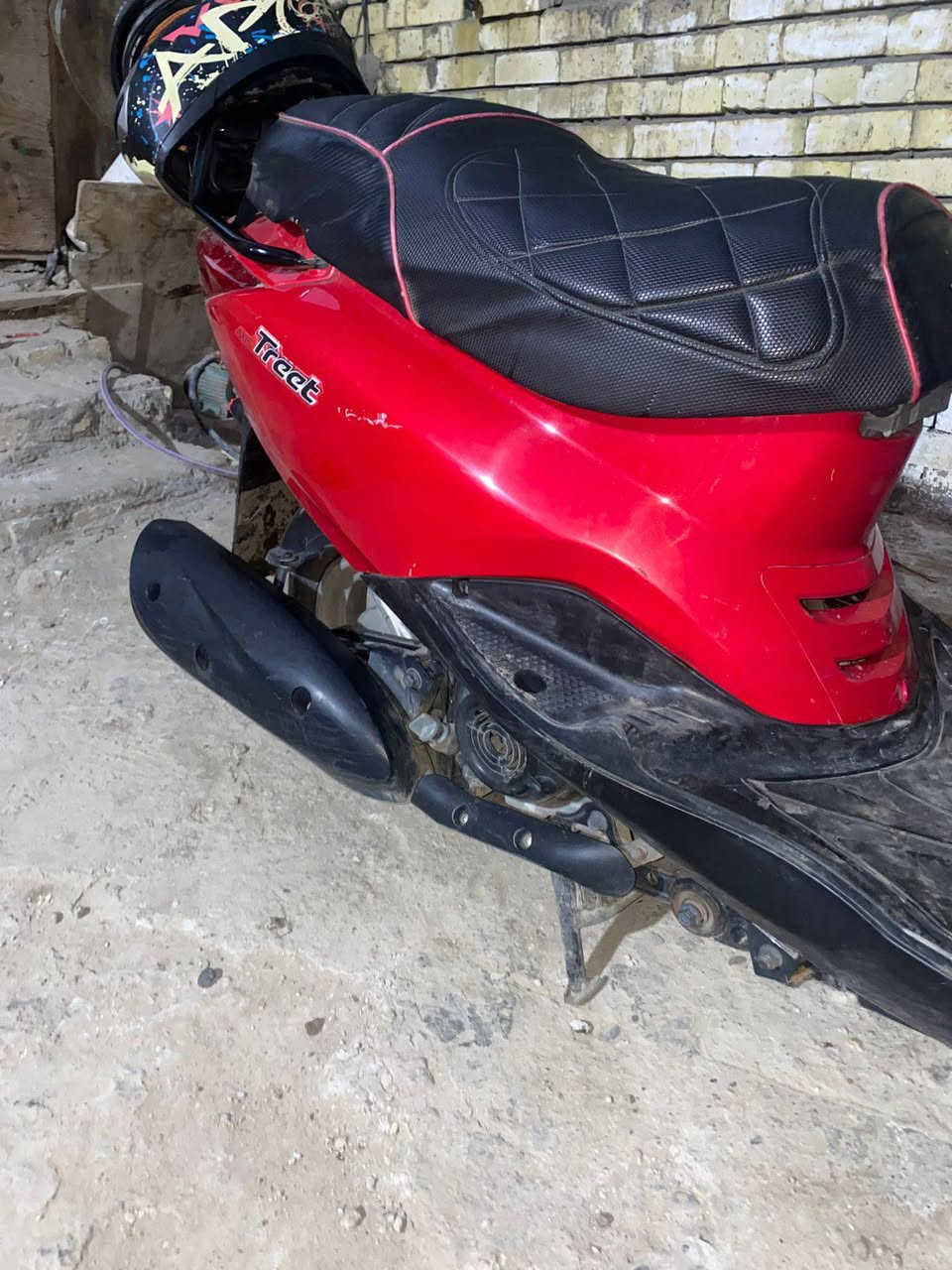 للبيع
دراجه اكزز اتريت ياباني اصل موديل 2015 ممشى الدراجه 25الف 
اللون احمر مميز 🍓
الدراجه صار شهرين من طلعت من الرمبه طلعت قبل راس السنه بـ يومين اخذتها ماشيه 23 الف بيها كشن رياضي بلادي اصلي جاي من اليابان يطلع سعره من 80 الى 100 الف
وبيها دكمه دبل اشاره وبيها شخاطه مال جداحه ومنفذ USB
كل ذني جايات مناك بلاد مكفوله كفاله عامه ماعده وجه الدشبول شويه من يم الاشاره اثر طخه بسيطه مبين بـ الصور الدراجه برغي ممفتوح منها ومكينتها شرط بـ الكارتون ع وضعها البلادي 
ويين ميعجبك روح افحص اوتجيب فيتر  وتفحص براحتك 
الدراجه نضيفه بـ معنى الكلمه ومداريها من جبتها لليوم دهنها موتل ما امبدل غيره ابد وشرط اجيبه من الوكيل الي بـ السنك يعني الدراجه ع ايدي 
السعر مليون و 375 وبيها مجال وتشلع عيوني
متواجد فيس او واتساب او رصيد ***********
