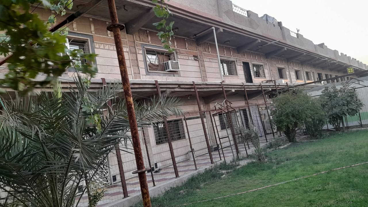 عمارة للبيع تصلح شركة أو معمل أو مخازن أو دور سكن مساحة دونم مساحة البناء ٨٠٠م طابقين عنوان بغداد طريق البسماية مفرق المدائن رقم ***********او*********** خابرني تفاصيل طابو ٢٥بسمي
