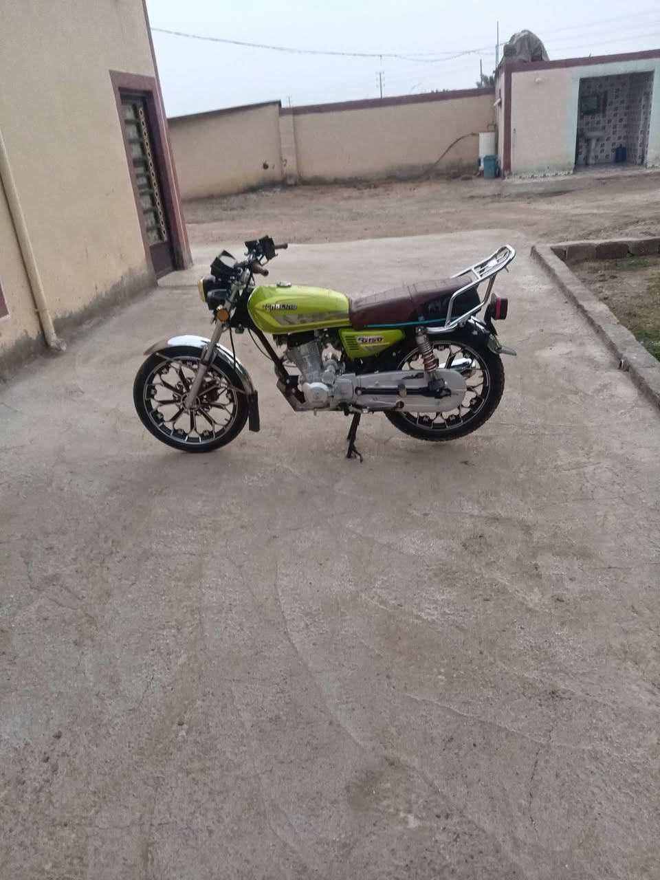 دراجه للبيع موديل 24 اوراق كامله محرك ما مفتوح دراجه نظيفه احلى من الصوره كفاله عامه مكان بابل الشوملي السعر 700 وبيها مجال دراجه مال جناي حلوه رقم الهاتف ***********
