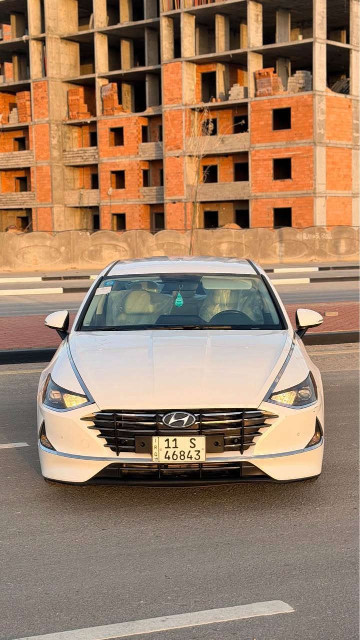 سوناتا 2023 وارد خليجي محرك 2500 دوش  رقم بغداد  الجديد بأسمي تحويل ثاني يوم
ماشية 115kmالف كفالة ماعدا البنيد بي بارد 
مواصفات شفتات استيرن تحكمات استرين
داخل ابيض مري شفط حساس خلفي/ امامي
اشارة بالمرايه كير دكم كامرة خلفية السياره جاهزه من كلشي .
المكان: البصرة
*********** البصرة, العراق
