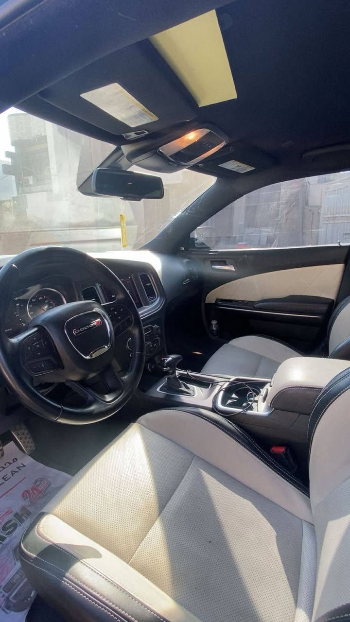 دوج جارجر GT سوبر تراك باك 
موديل 23 النداء الاخير 
مواصفات كشن حضن 
دكمه سبورت 
شاشه جبيره
حساس خلفي
حادثها جاملغ امامي فقط
ماشيه 43 كيلو 
مكان السياره بغداد المشتل 
رقم صاحب سيارة ***********
