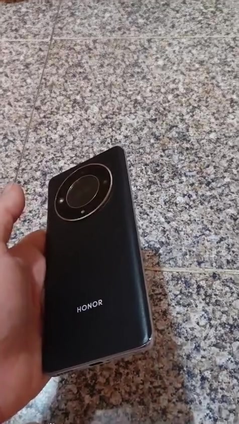 هونر X9b 5G للمراوس باحدث والفرق تريد فلو او لابتوب
مكفول من كلشي ماعدا الكامرة الخلفية تحتاج تنظيف 
المواصفات :
​📺 الشاشة
​النوع: AMOLED منحنية الأطراف (Curved).
​الحجم: 6.78 بوصة بدقة Retinal ممتازة (1.5K).
​معدل التحديث: 120Hz لسلاسة فائقة.
​السطوع والألوان: يدعم 1.07 مليار لون، وبسطوع يصل إلى 1200 شمعة.
​حماية العين: خالية من الوميض بتقنية PWM تعتيم بتردد 1920Hz لتقليل إجهاد العين.
___________
​⚡ الأداء والذاكرة
​المعالج: Qualcomm Snapdragon 6 Gen 1 (بدقة تصنيع 4 نانومتر الموفرة للطاقة).
​ذاكرة الوصول العشوائي (RAM): 12 جيجابايت (مع إمكانية توسيع الذاكرة افتراضياً عبر HONOR RAM Turbo).
​ذاكرة التخزين: 256 جيجابايت (من نوع UFS 3.1 السريع).
___________
​النظام: Android 13 مع واجهة MagicOS 7.2.
​📸 الكاميرات
​الكاميرا الخلفية (ثلاثية):
​الرئيسية: بدقة 108 ميجابكسل بفتحة عدسة f/1.75 مع دعم تقريب 3x Lossless Zoom وتصوير فيديو بدقة 4K.
​الزاوية الواسعة: بدقة 5 ميجابكسل.
​الماكرو: بدقة 2 ميجابكسل.
​الكاميرا الأمامية (السيلفي): بدقة 16 ميجابكسل بفتحة عدسة f/2.5.
___________
​🔋 البطارية والشحن
​السعة: بطارية ضخمة جداً بسعة 5800 مللي أمبير (تدوم حتى 3 أيام من الاستخدام العادي ومضمونة لـ 3 سنوات ضد التراجع).


**إذا كنت صاحب هذا الإعلان وتريد حذفه لأي سبب، رجاءا أرسل رسالة إلى الدعم الفني**