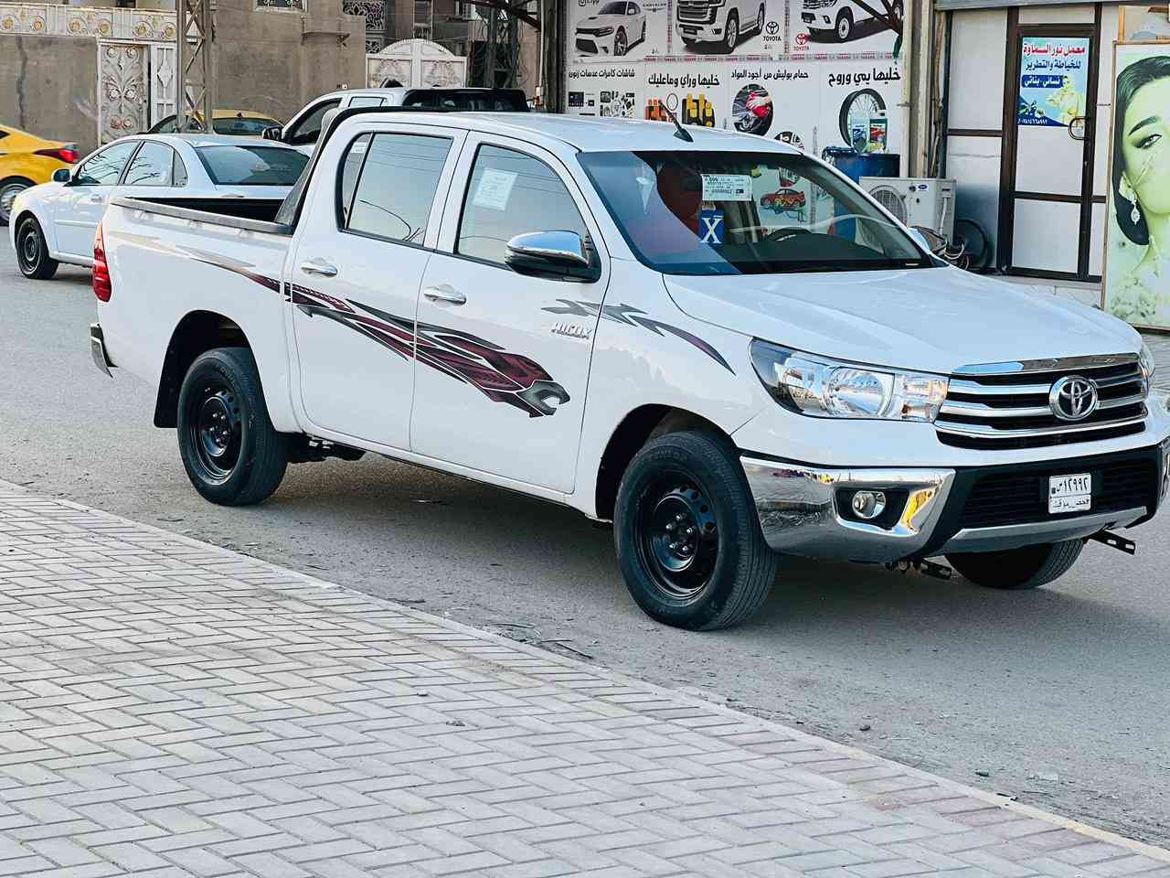 السلام عليكم للبيع بيكم تيوتا  هايلوكس2023حره بدون رقم منفيس بسمي  اوتماتيك سياره جديده وجاهزه من كلشي مكينه كير تبريد حداديه تخم تاير السياره بيهه جاملغ وبنيد مبدلات ماعايزه شي ماشيه 60 السعر188 وبيهه مجال استفسار *********** عنوان سماوه المركز ❤️
