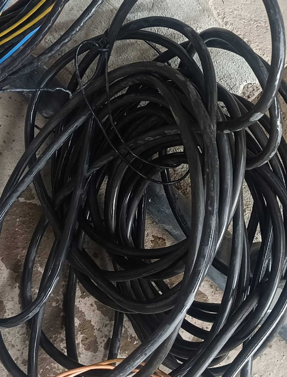 كيبل١٠ ×٤  ،،،٢٥ متر اربع خطوط وضفير ٣٥ متر+  ١٠  امتار اربع خطوط ‏‪***********‬‏
