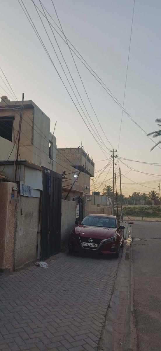 السلام عليكم بيت مساحة ١٤٤ متر طابو صرف سند مستقل الواجهة ٩ متر بناء طابق ونصف 
٣غرف نوم 
هول
مدخل
مطبخ
حولي درج
صحيات في الطابق الارضي والطابق الثاني 
محل 
البيت يصلح للسكن او للاستثمار بعد اجراء تعديلات بسيطة 
المنطقة كاملة كافة الخدمات مجاري وتبليط وكهرباء وماء وانترنت
العنوان الزعفرانية محلة ٩٧٠ دور الشرطة قرب سدة الجنابيين ثاني بيت عن الشارع العام
السعر مناسب
اي استفسار *********** يوجد واتس اب وماسنجر
