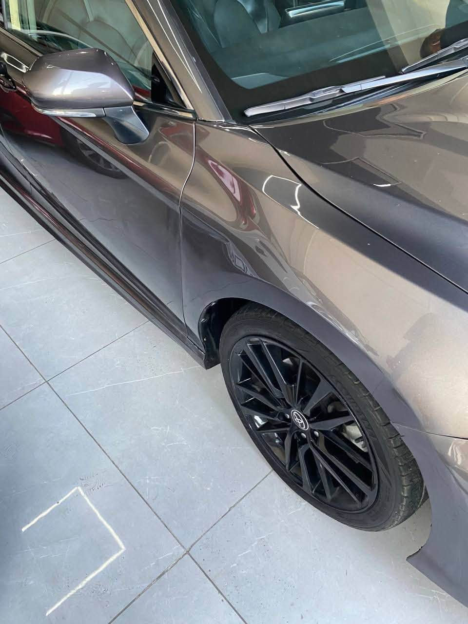 سلام عليكم كامري 2022 فول مواصفات xse فول للاخير بنوراما
بيها جاملغ جهه السكن صبغ وبارد بالباب مال سكن شويه بسيط كلش فقط دركه بيها 
العنوان اربيل ***********
السعر 215 وبيها مجال
